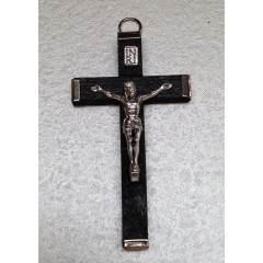 Croce nera e cromata da 5,5x3 cm.